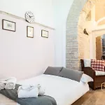 Imperium - 100mt To Metro, Private Patio, A-c, 2-4 Pax