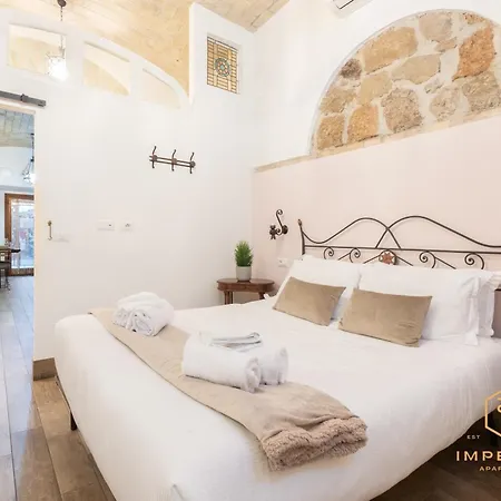 Imperium - 100mt To Metro, Private Patio, A-c, 2-4 Pax * Řím