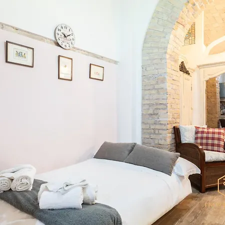 Imperium - 100mt To Metro, Private Patio, A-c, 2-4 Pax